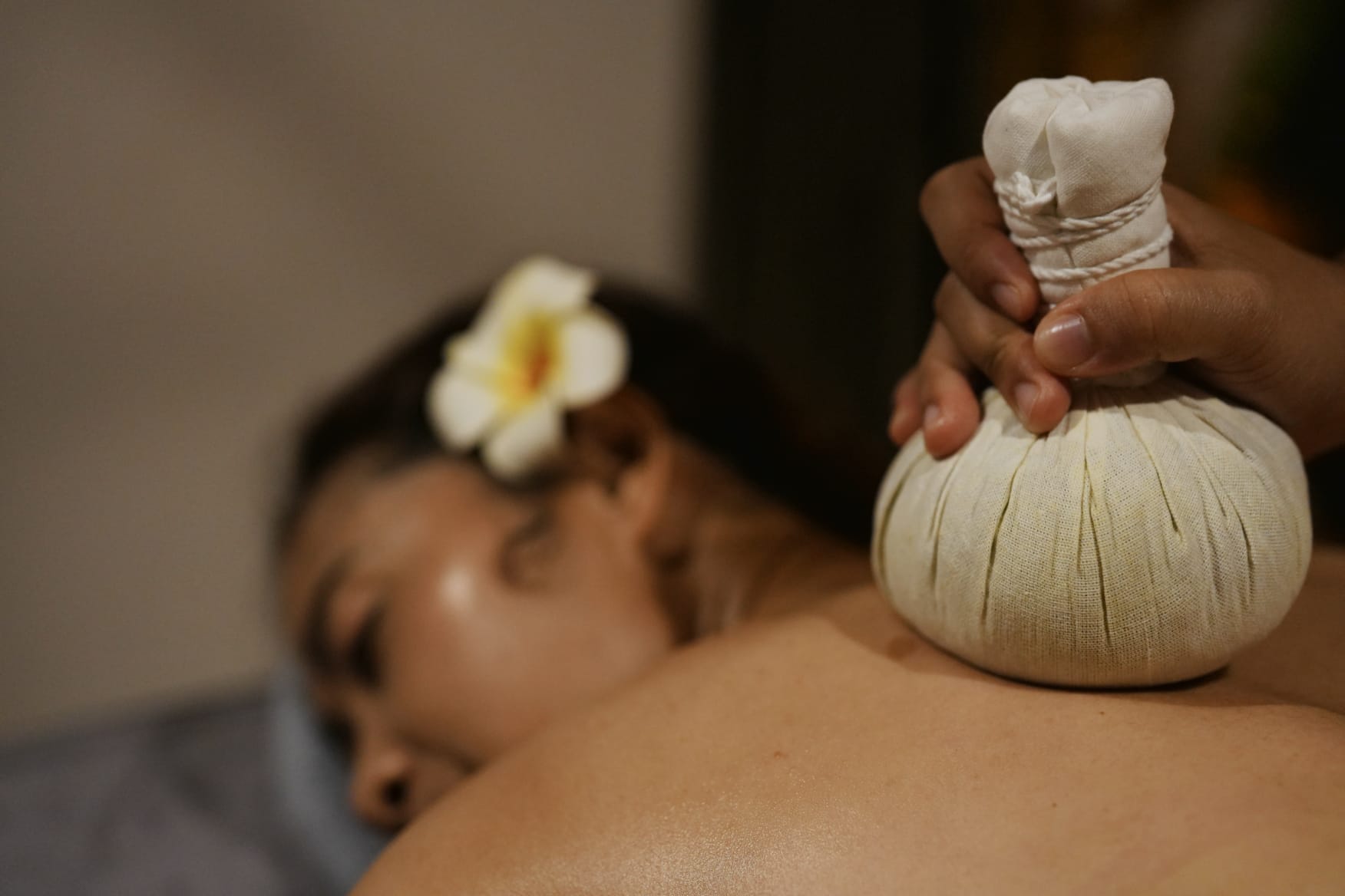 Professional Thai oil massage treatment in a serene atmosphere